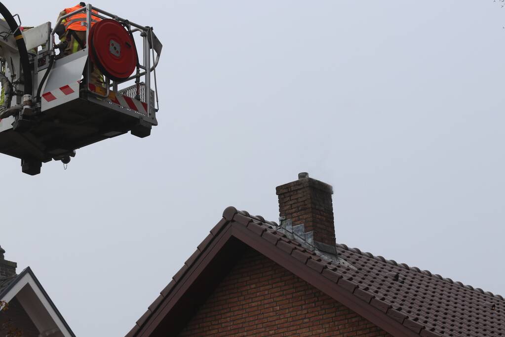 Brandweer veegt schoorsteen na brand