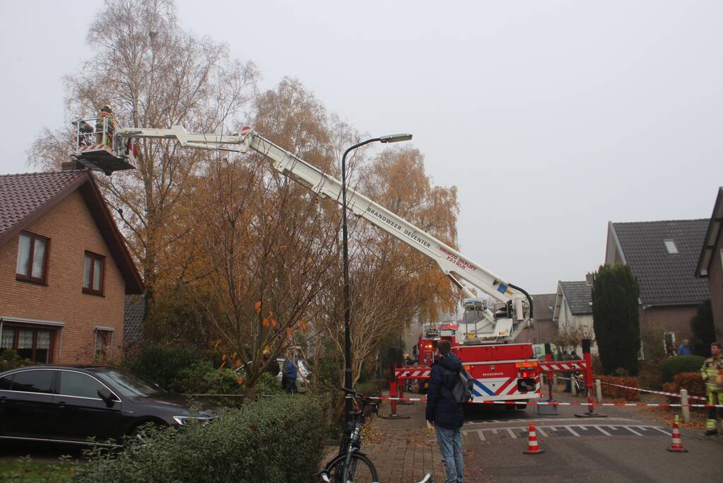Brandweer veegt schoorsteen na brand