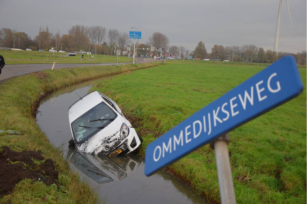 Auto belandt in sloot na eenzijdig ongeluk