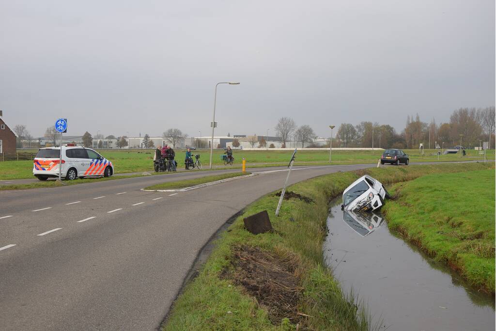 Auto belandt in sloot na eenzijdig ongeluk