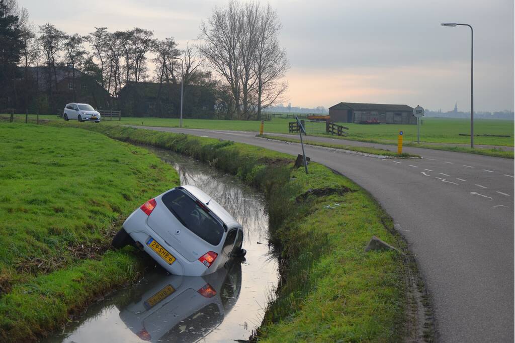 Auto belandt in sloot na eenzijdig ongeluk