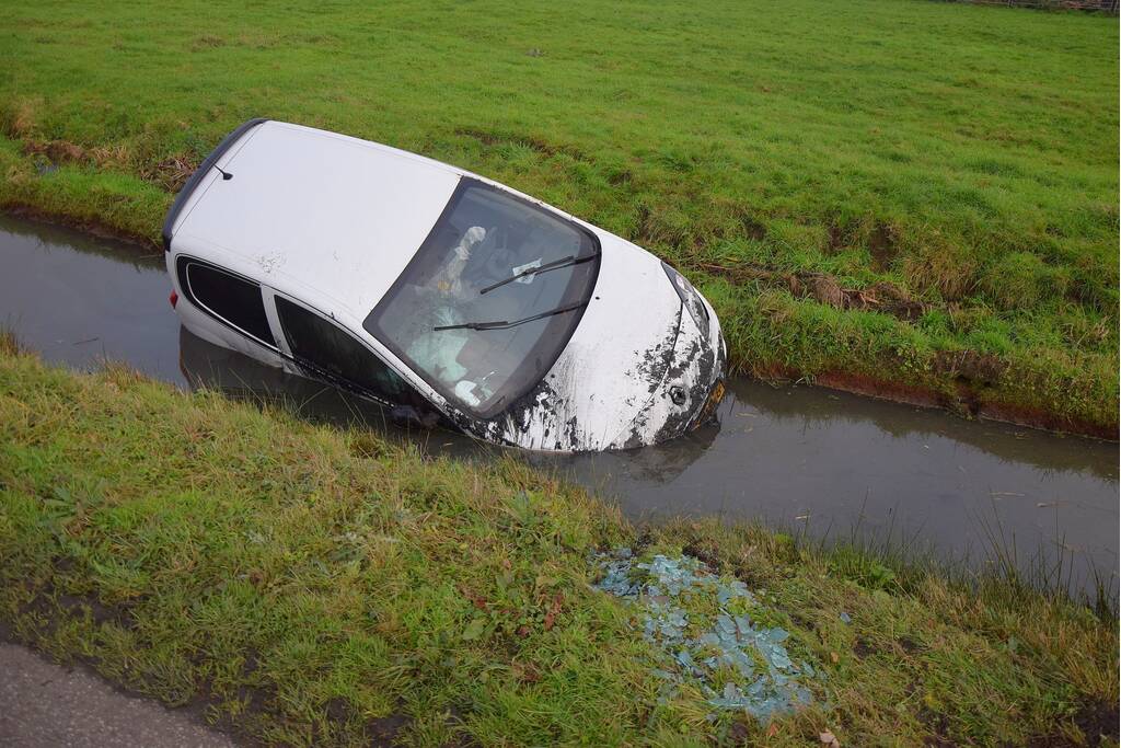 Auto belandt in sloot na eenzijdig ongeluk