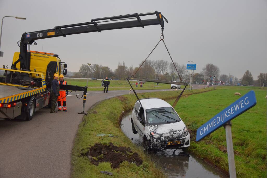 Auto belandt in sloot na eenzijdig ongeluk