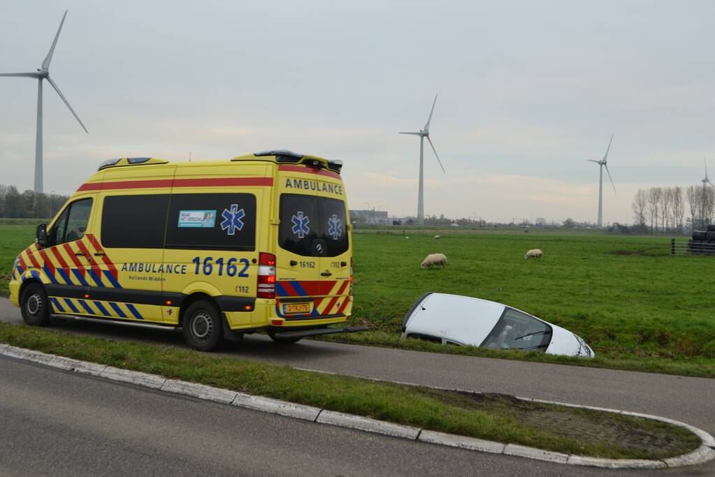 Auto belandt in sloot na eenzijdig ongeluk