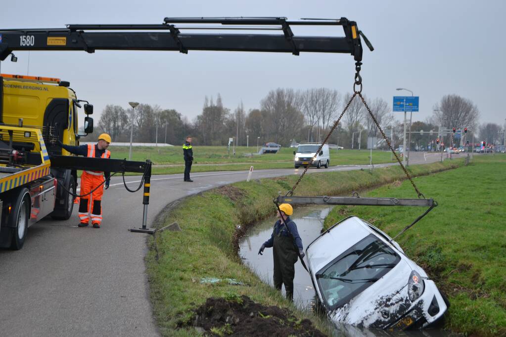 Auto belandt in sloot na eenzijdig ongeluk