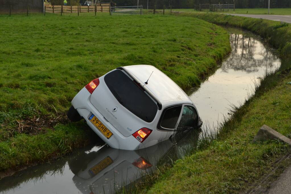 Auto belandt in sloot na eenzijdig ongeluk