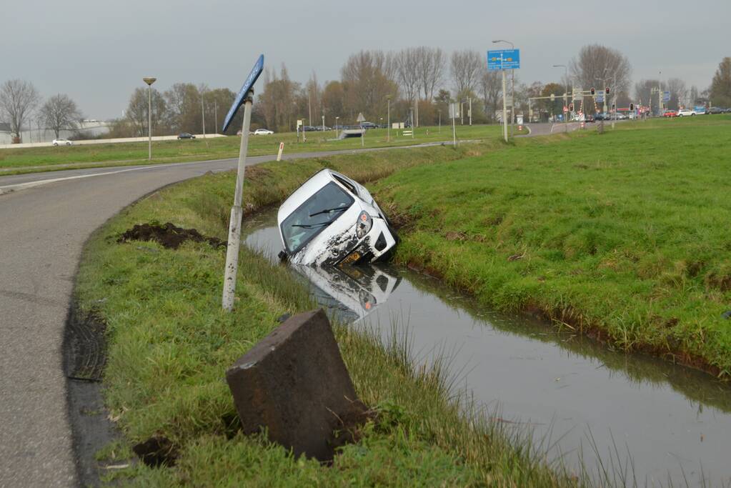 Auto belandt in sloot na eenzijdig ongeluk