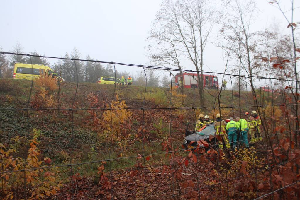 Auto schiet van snelweg belandt onderaan talud