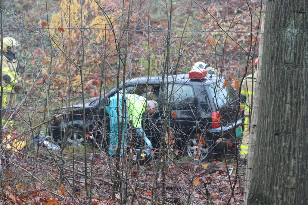 Auto schiet van snelweg belandt onderaan talud