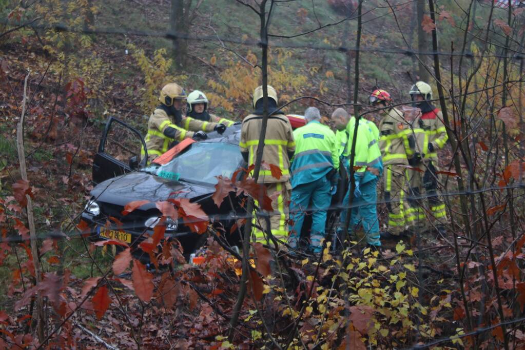Auto schiet van snelweg belandt onderaan talud