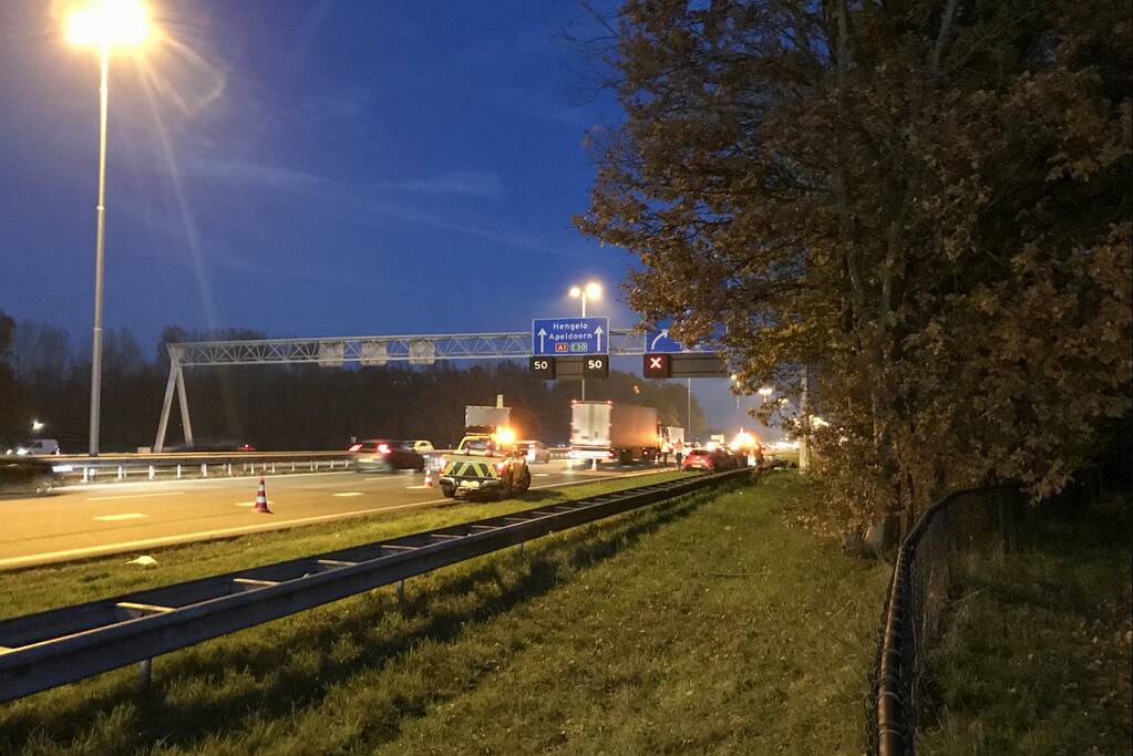 Drie auto's botsen op snelweg