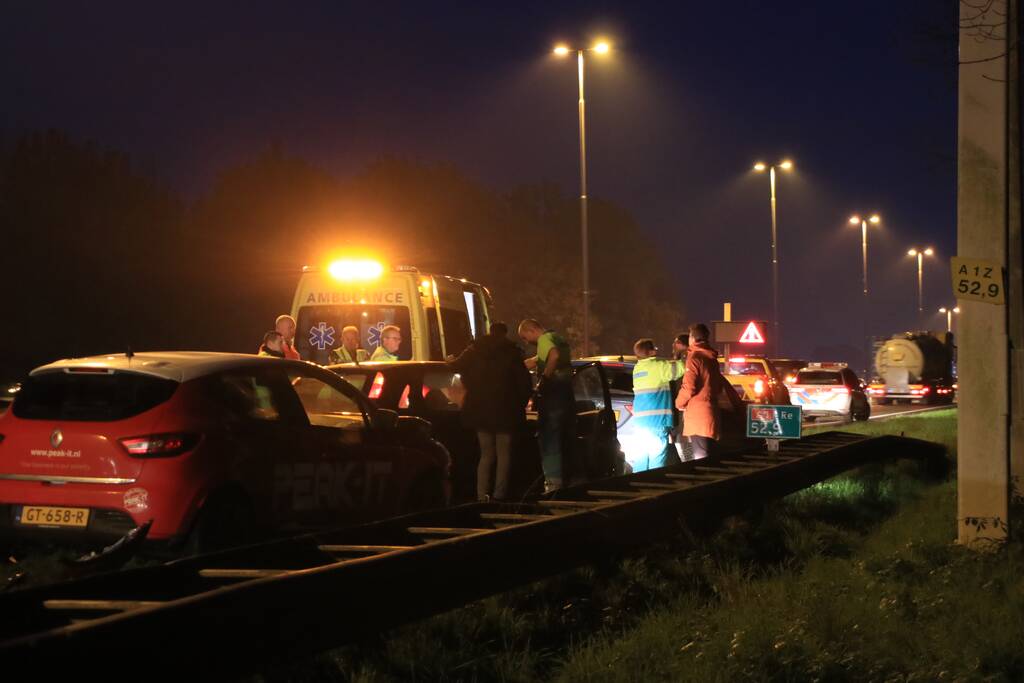 Drie auto's botsen op snelweg