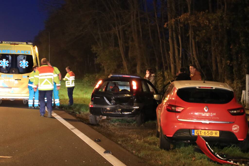 Drie auto's botsen op snelweg
