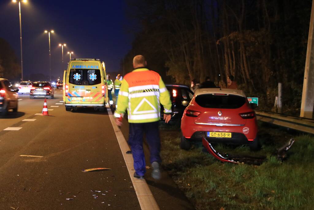 Drie auto's botsen op snelweg