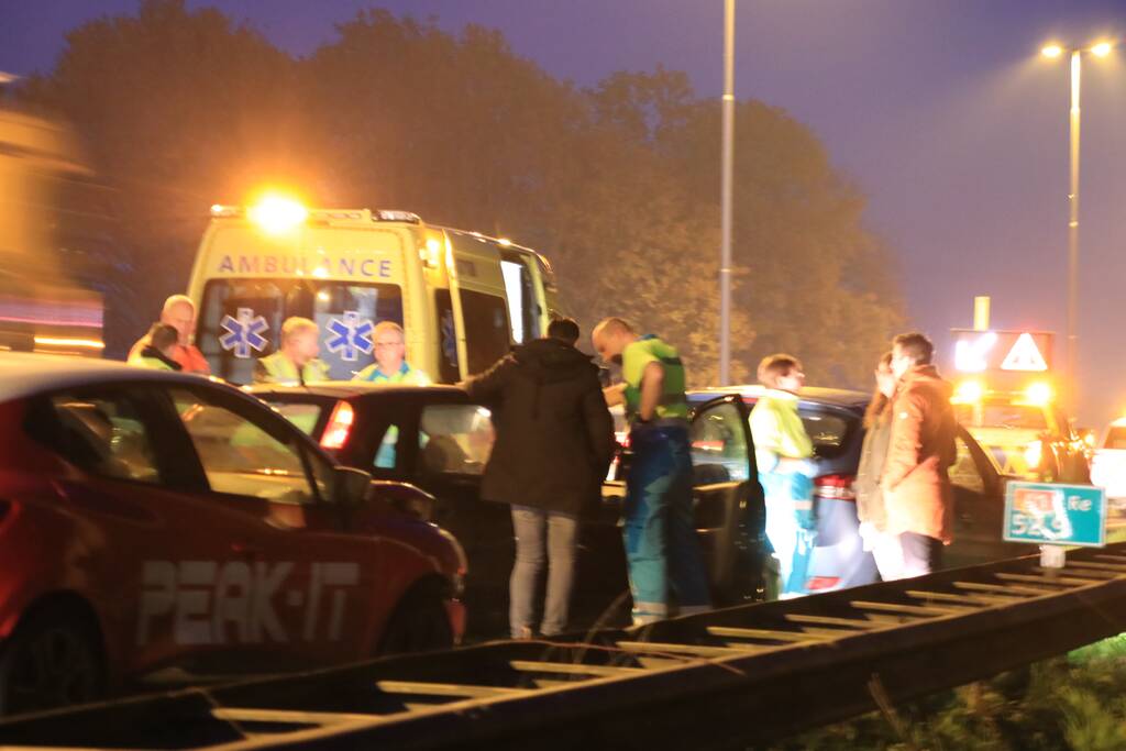 Drie auto's botsen op snelweg
