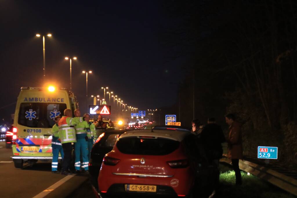 Drie auto's botsen op snelweg