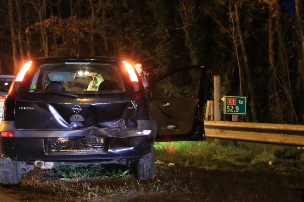 Drie auto's botsen op snelweg