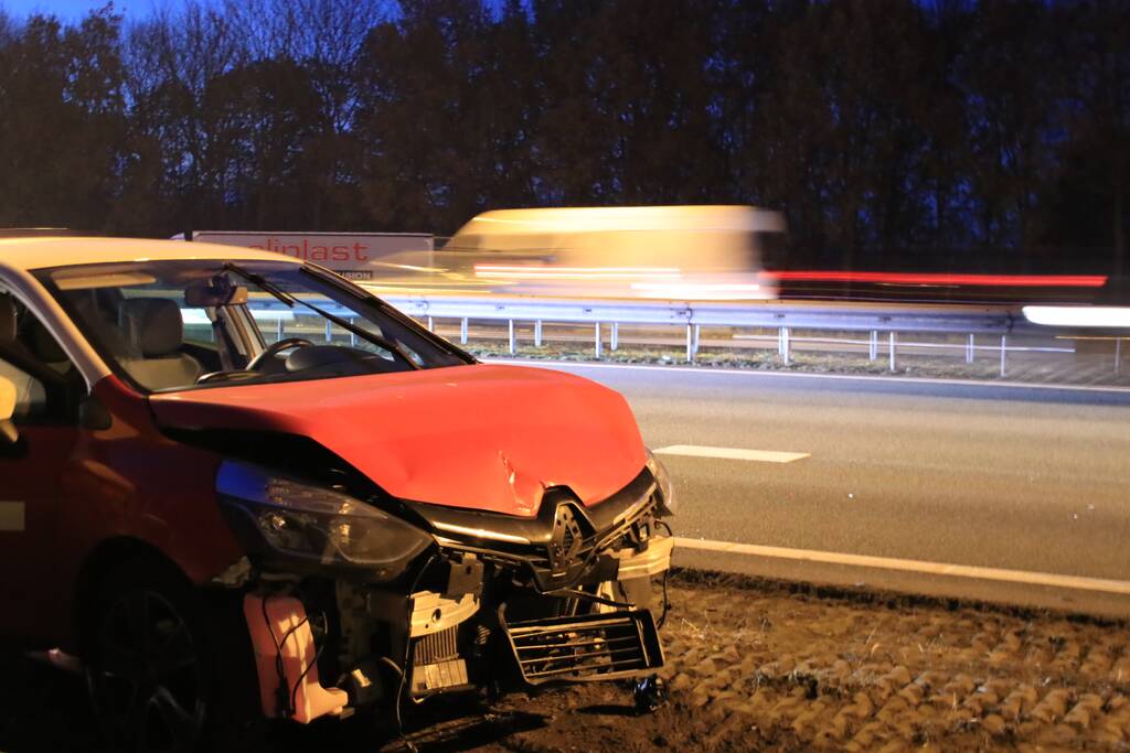 Drie auto's botsen op snelweg