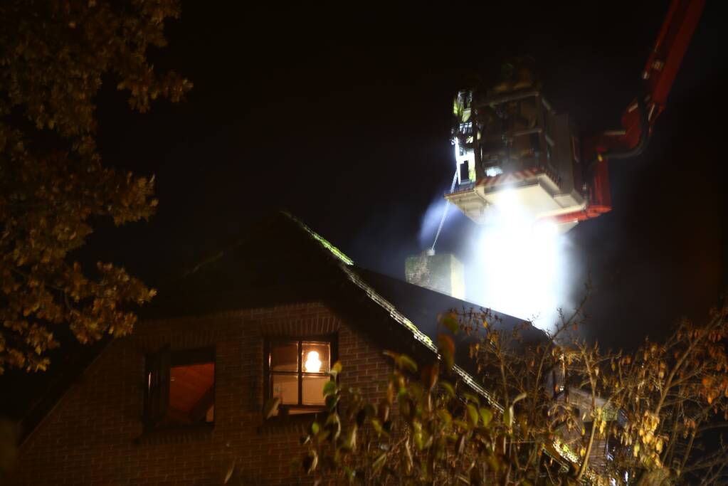Veel rook bij schoorsteenbrand