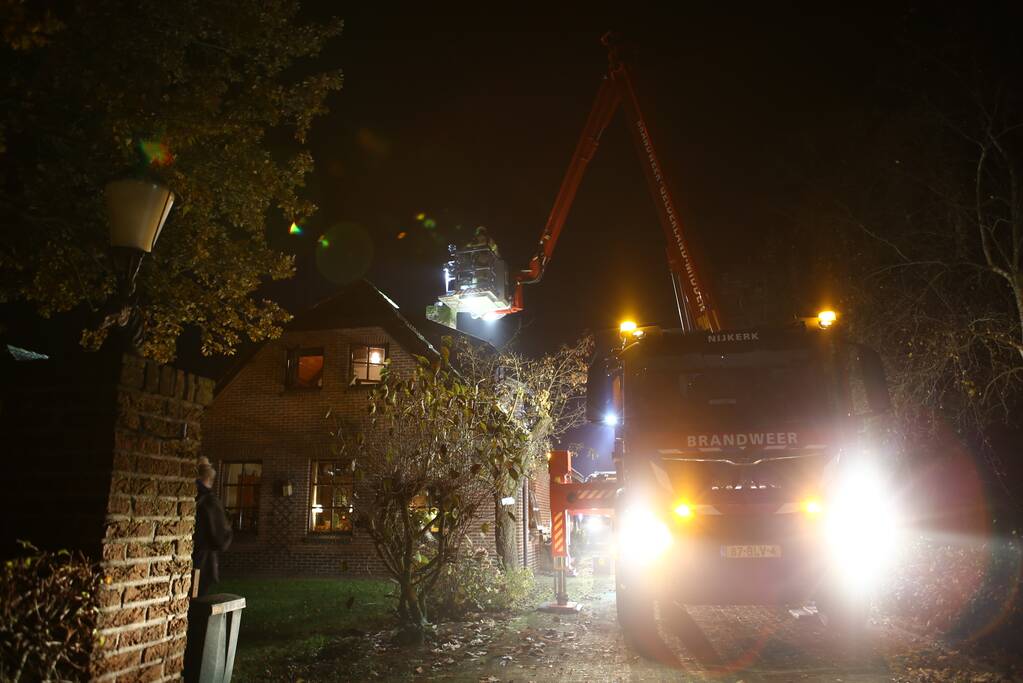 Veel rook bij schoorsteenbrand