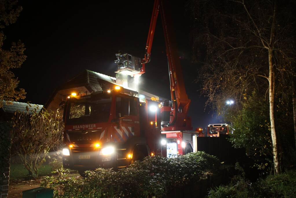 Veel rook bij schoorsteenbrand