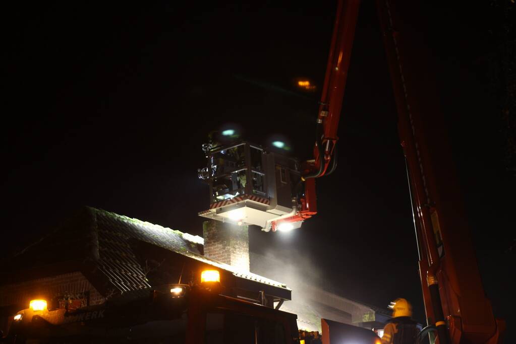 Veel rook bij schoorsteenbrand