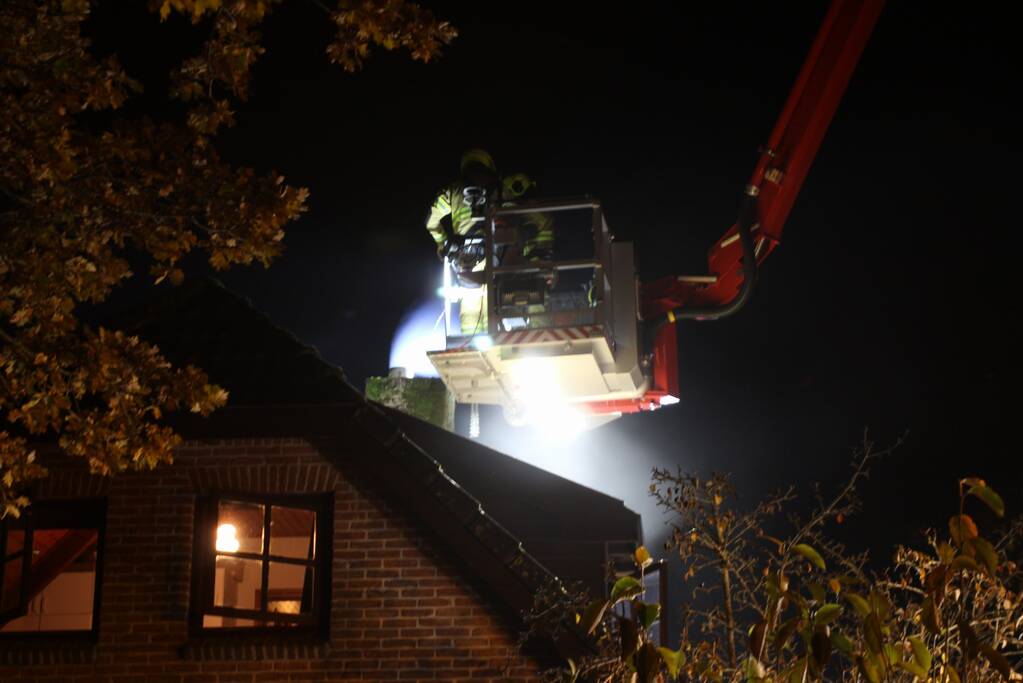 Veel rook bij schoorsteenbrand