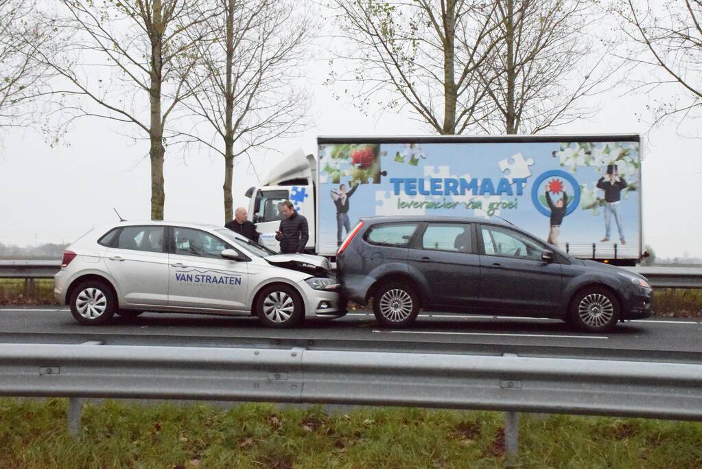 Rijstrook afgesloten na kop-staart botsing