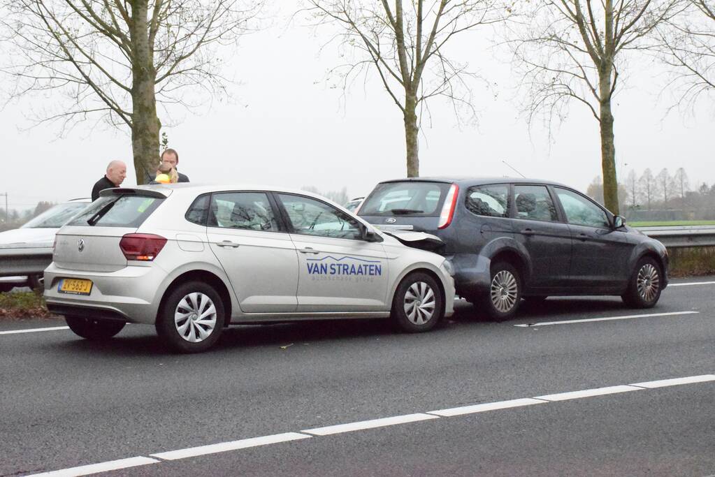 Rijstrook afgesloten na kop-staart botsing