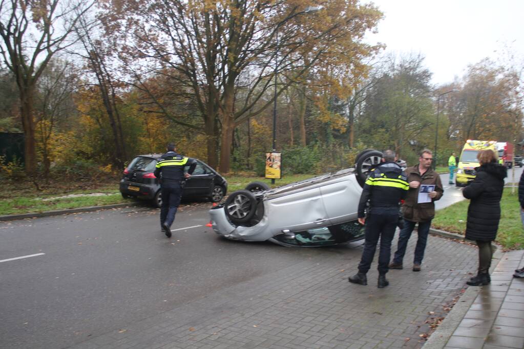 Auto slaat over de kop na aanrijding