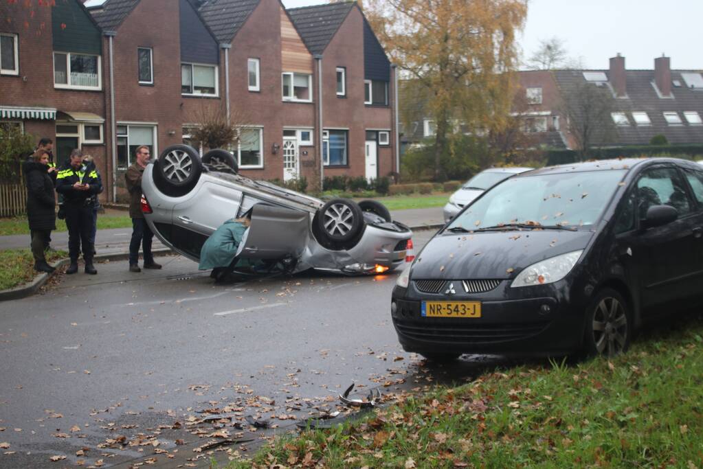 Auto slaat over de kop na aanrijding