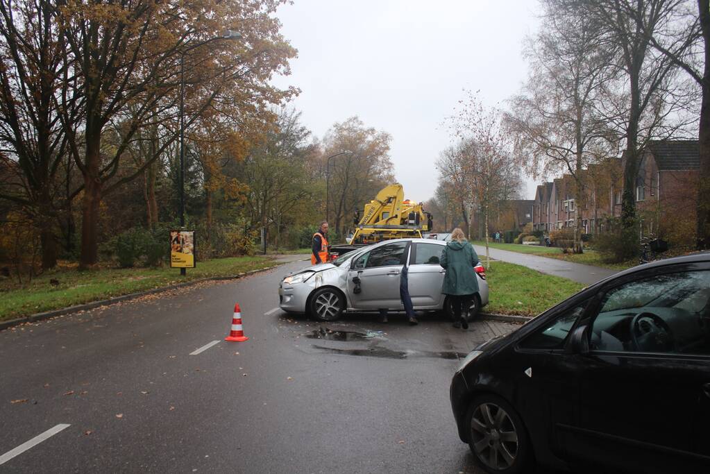 Auto slaat over de kop na aanrijding
