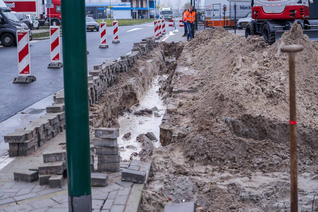 Waterleiding geraakt bij graafwerkzaamheden