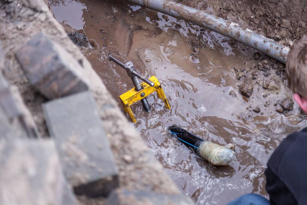 Waterleiding geraakt bij graafwerkzaamheden