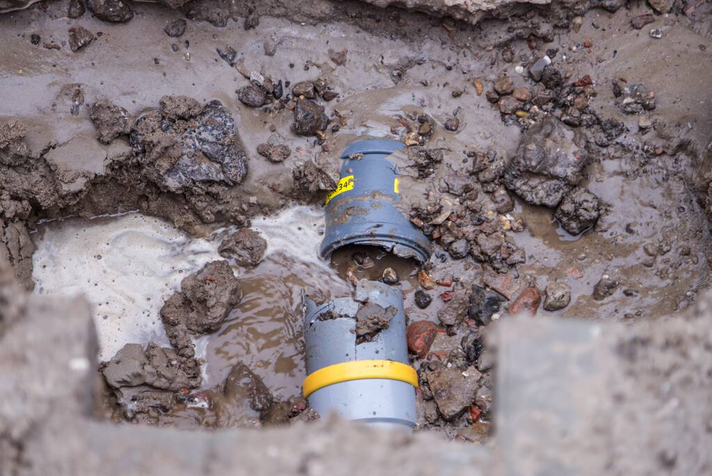 Waterleiding geraakt bij graafwerkzaamheden