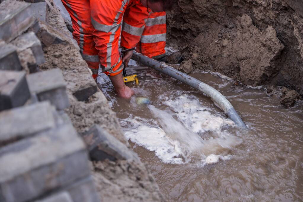 Waterleiding geraakt bij graafwerkzaamheden