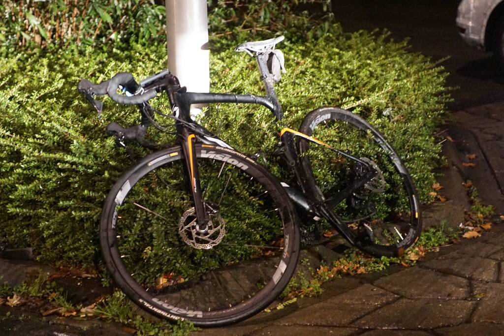 Wielrennen aangereden door bestelbus