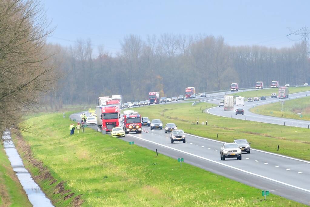 Rijstrook afgesloten door vrachtwagen trailer met vastgelopen remmen