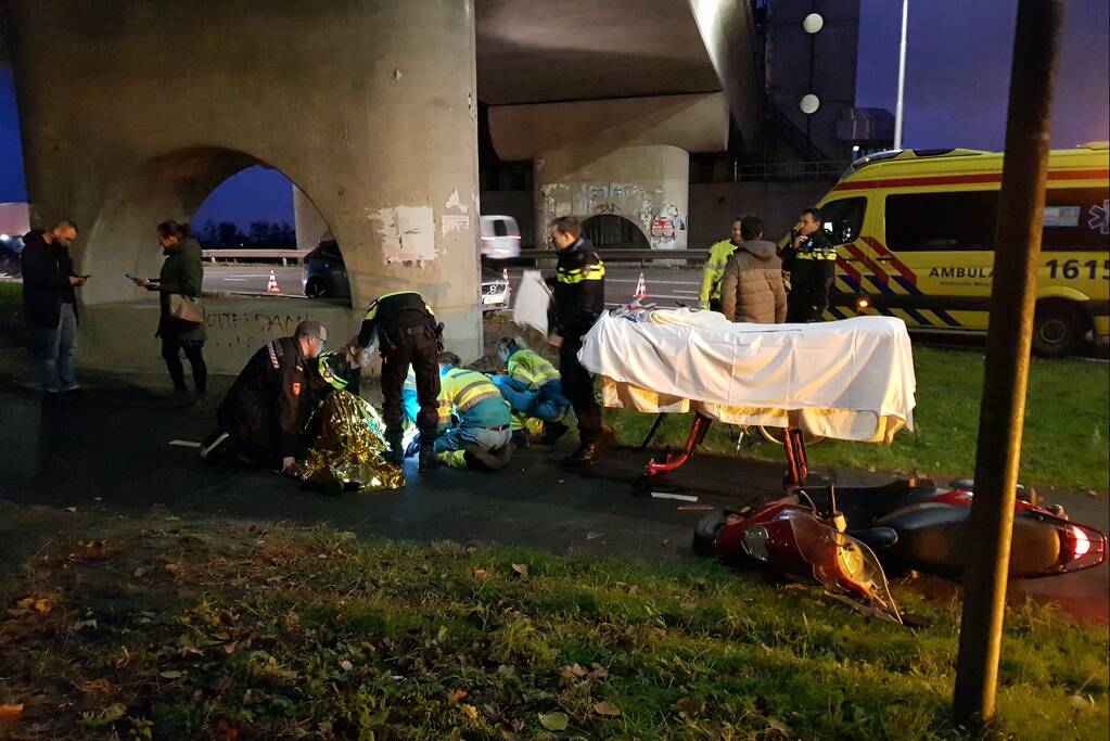 Brommerrijder gewond na botsing met fietser