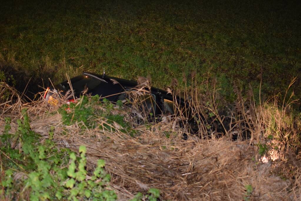 Automobilist rijdt sloot in