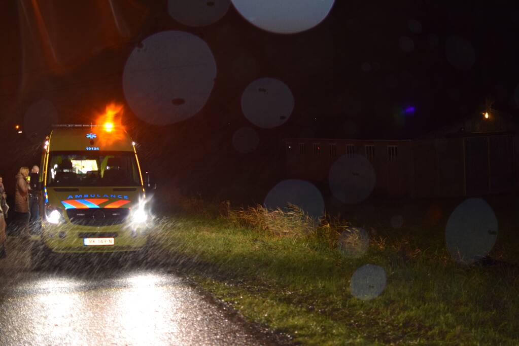 Automobilist rijdt sloot in