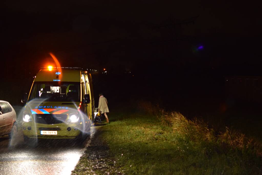 Automobilist rijdt sloot in