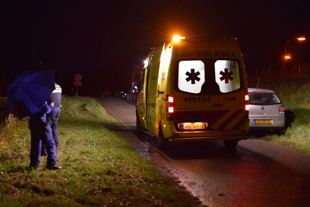 Automobilist rijdt sloot in