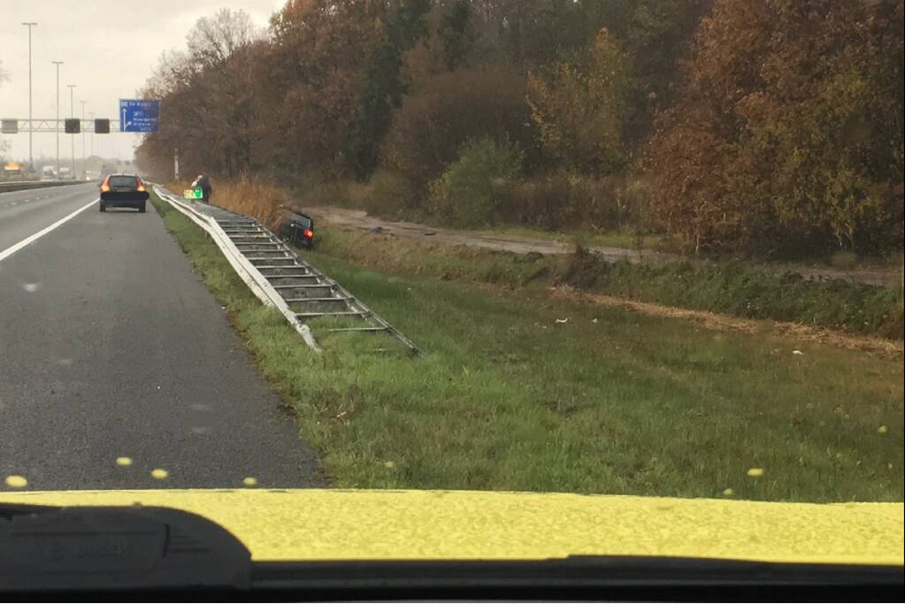 Auto belandt achter vangrail in de sloot