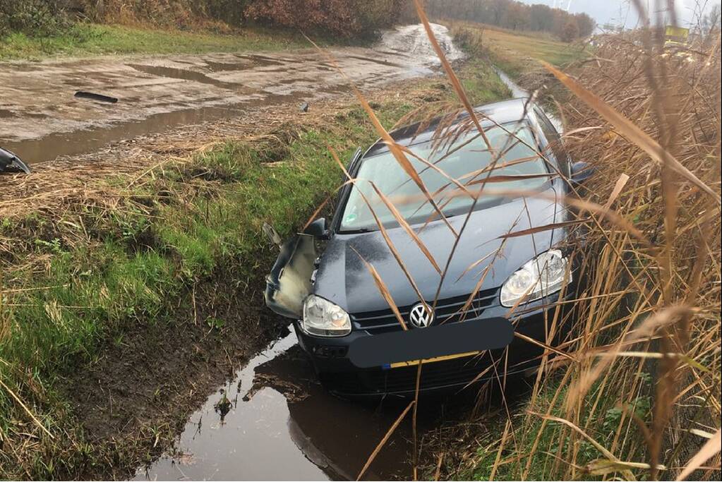 Auto belandt achter vangrail in de sloot