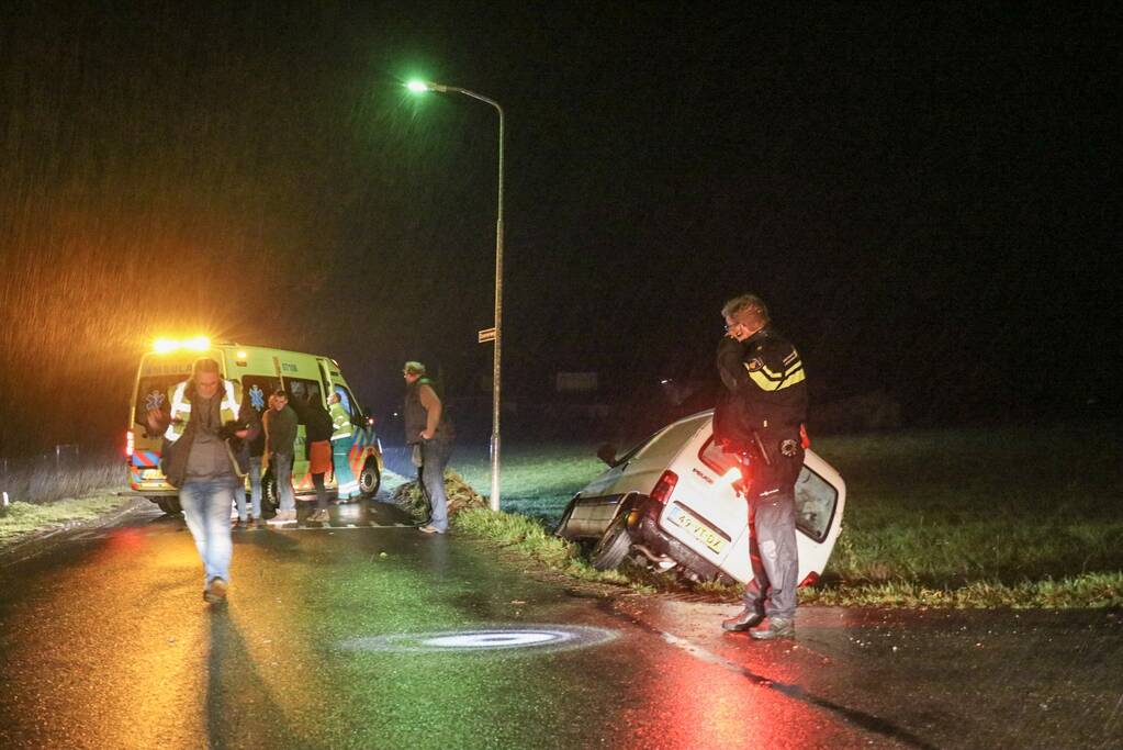 Bestelwagen in de sloot na botsing met fietser