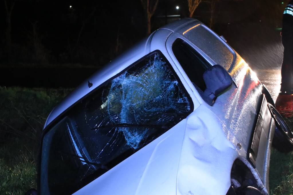 Bestelwagen in de sloot na botsing met fietser