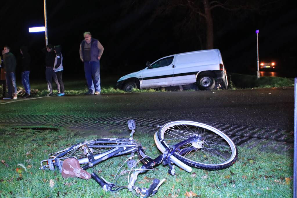 Bestelwagen in de sloot na botsing met fietser
