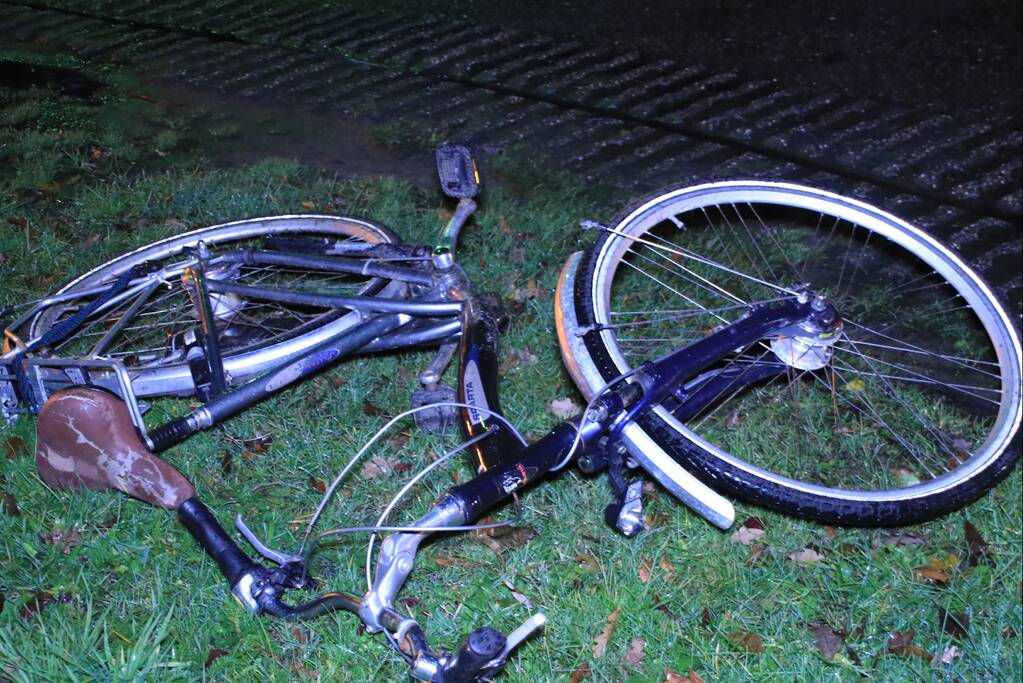 Bestelwagen in de sloot na botsing met fietser
