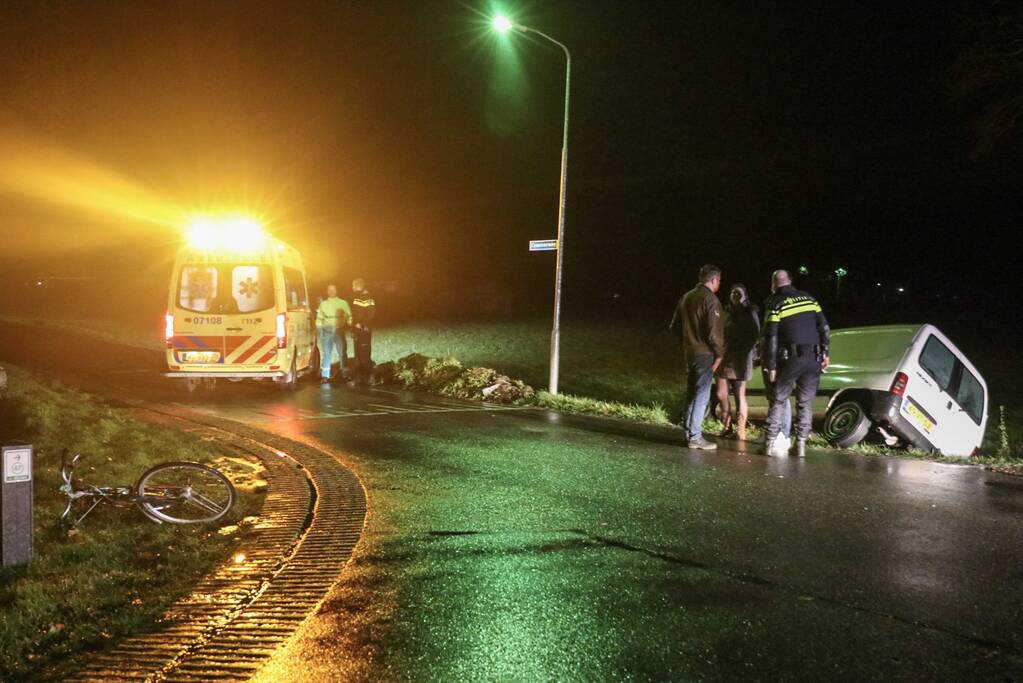 Bestelwagen in de sloot na botsing met fietser